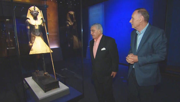 king-tut-exhibit-dr-zahi-hawass-john-blackstone-with-guardian-of-ka-statue-620.jpg 