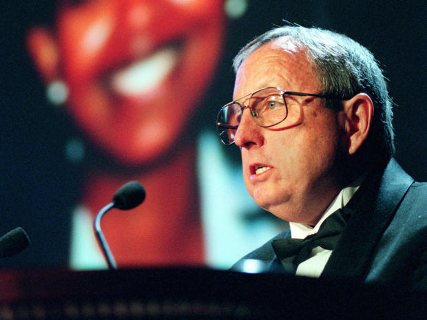 Goodloe Sutton, a newspaper editor from Alabama, presents the International Press Freedom Award Nov. 24, 1998, during a ceremony sponsored by the Committee To Protect Journalists in New York. 