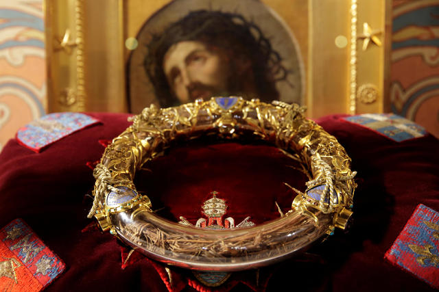 FILE PHOTO: La Sacra Corona di Spine è esposta durante una cerimonia nella Cattedrale di Notre Dame a Parigi