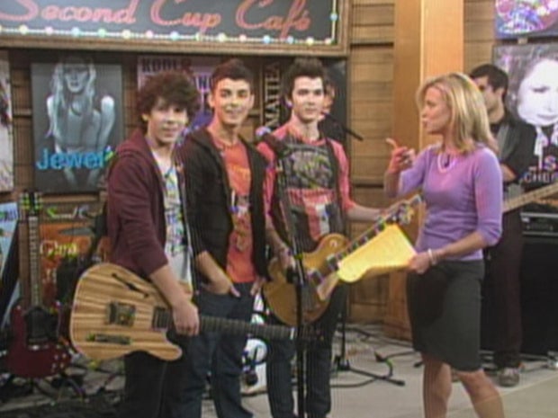 jonas-brothers-tracy-smith-second-cup-cafe-2006.jpg