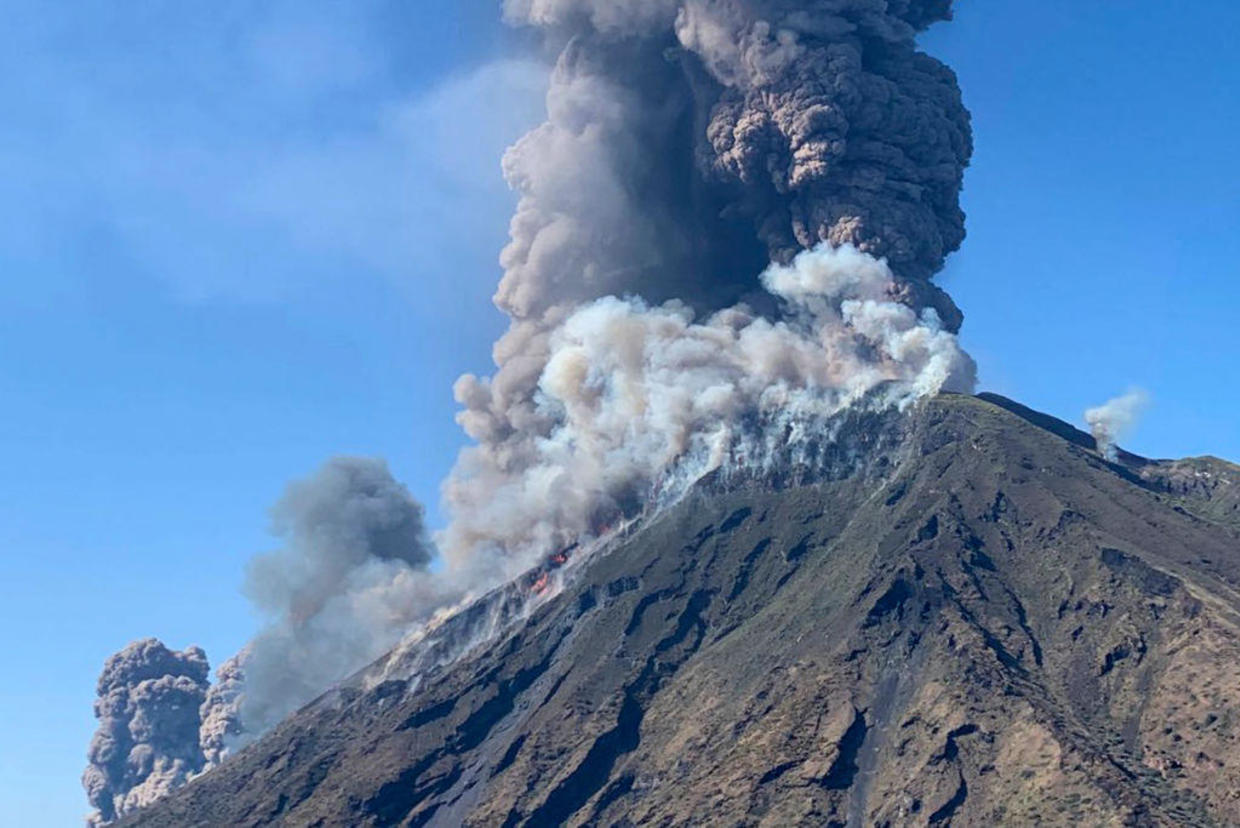volcano-eruption-today-volcano-erupts-on-italian-island-of-stromboli