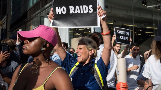 ICE in Nashville: Video shows neighbors form human chain to protect ...