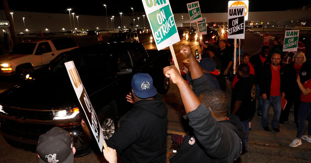 Uaw Gm Strike United Auto Workers Strike At 33 General - 