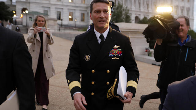 Le Dr Ronny Jackson, candidat nommé au poste de secrétaire aux Anciens Combattants, rencontre le sénateur Tillis 