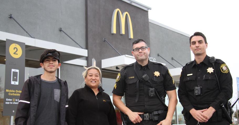 Mcdonald S Employees Help Woman Who Mouthed Help Me At Drive