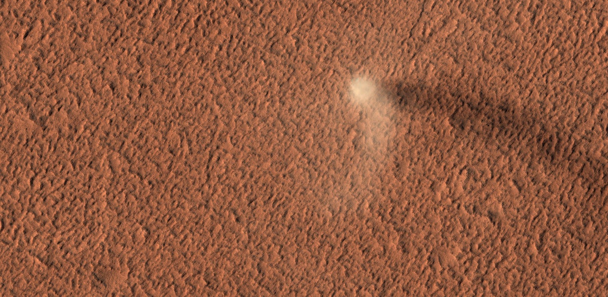 Dust devil on Mars NASA's Mars Reconnaissance Orbiter captures rare photo of active dust devil