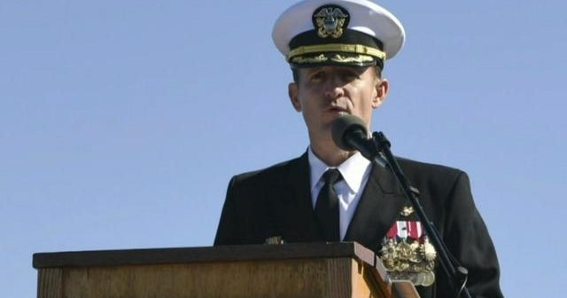 Sailors cheer for ousted aircraft carrier captain