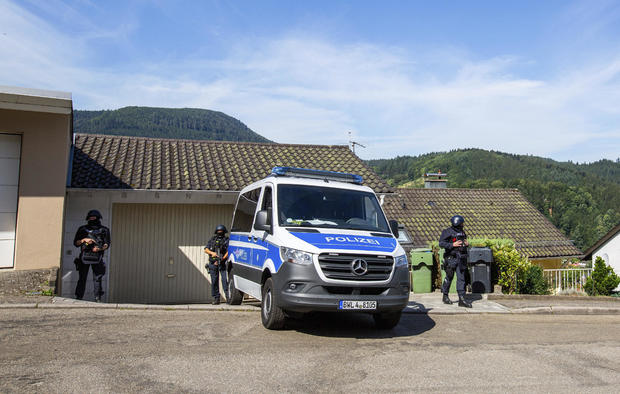 German Police Hunt Forest For Well Armed Man Who Disarmed Officers Cbs News 