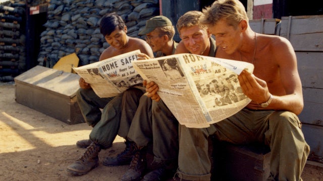 Soldiers Read About Apollo 13 