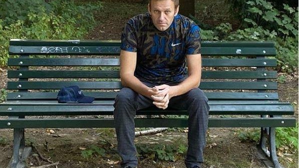 navalny-berlin-discharged-park-bench.jpg 