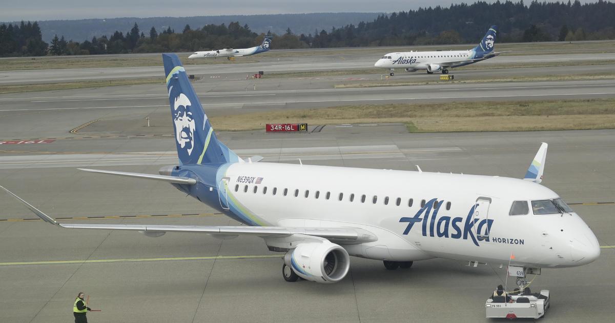 az-news-ai.blogspot.com - Video shows man walking on wing of Alaska Airlines flight before takeoff at Las Vegas airport - CBS News