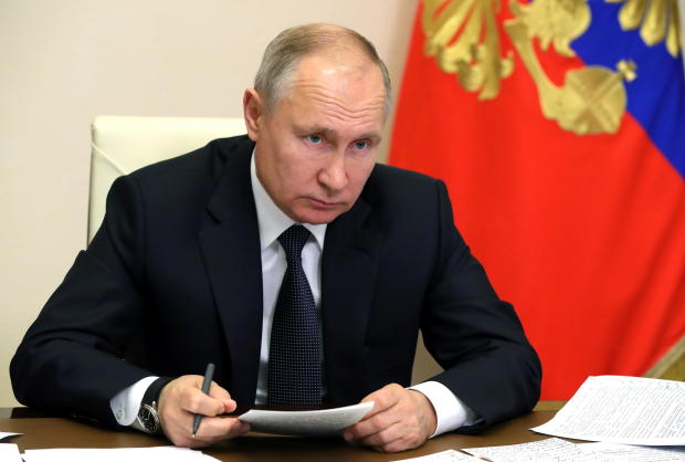 Putin ends 2020 by tightening the legal noose on press and individual freedoms - CBS News