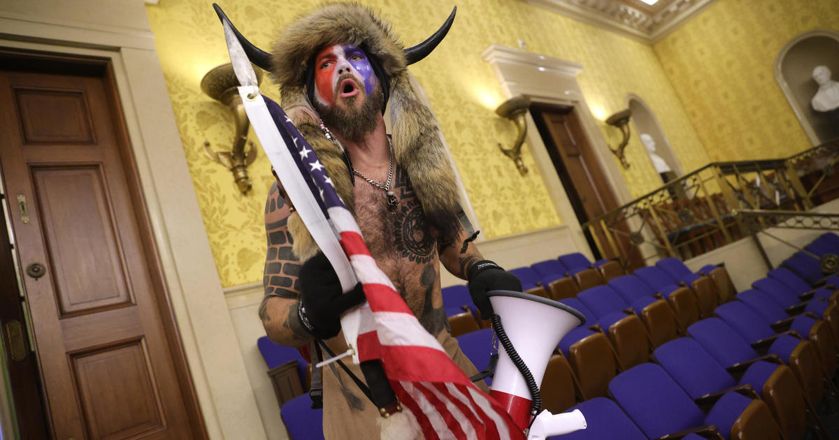 Capitol troublemaker Jake Angeli, known as “QAnon Shaman”, will be arrested until trial