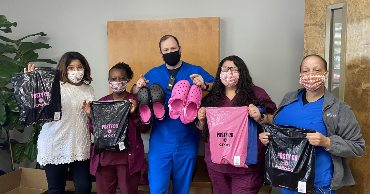 crocs donating to healthcare workers