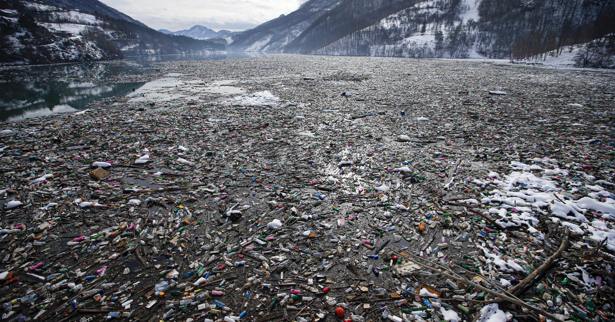Garbage lake: every winter pollution is removed from landfills in the Balkan waterways