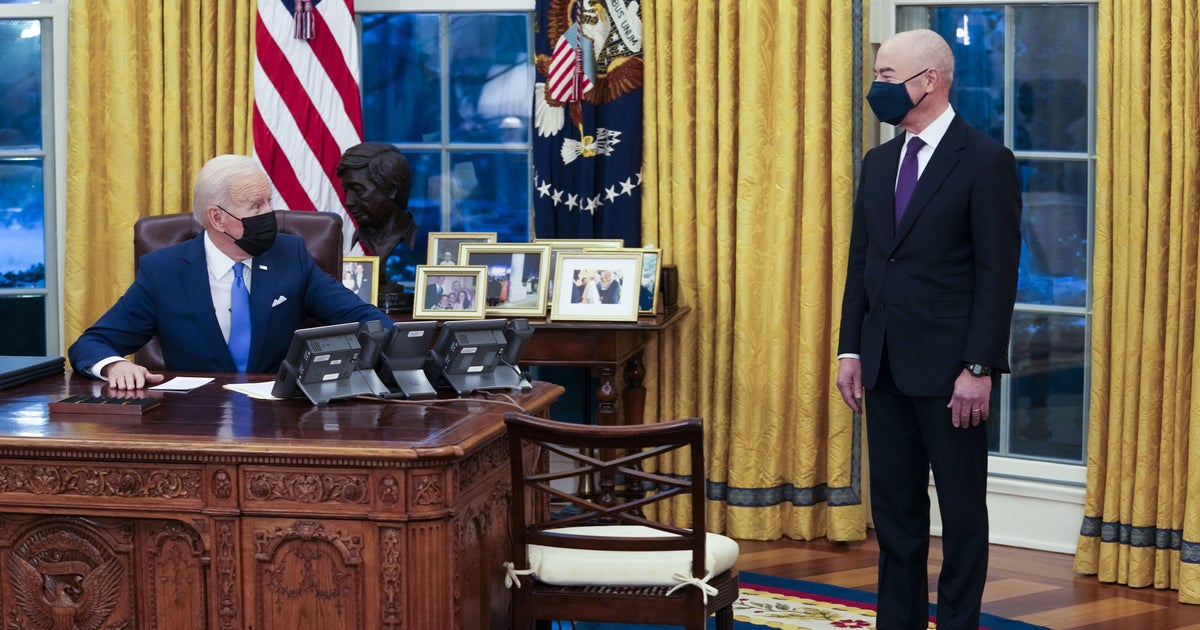 Biden berhenti memberlakukan batas kartu tidak berpengalaman "biaya publik" periode Trump thumbnail