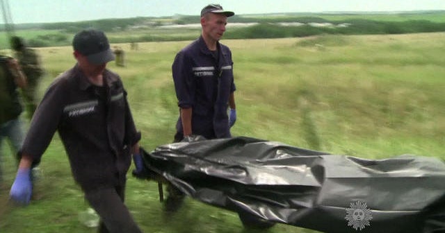 Rebels begin moving bodies from Malaysia Air crash site
