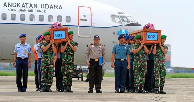 Storms frustrate AirAsia search