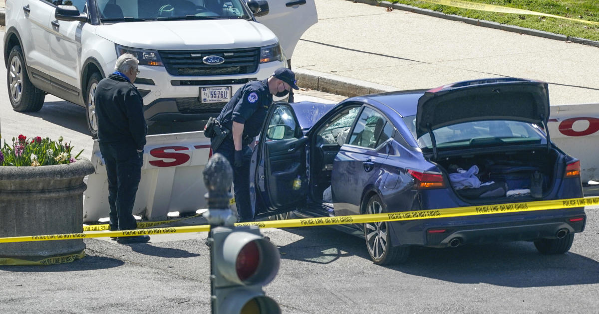 1 officer killed, 1 injured in car crash on street barrier outside U.S. Capitol