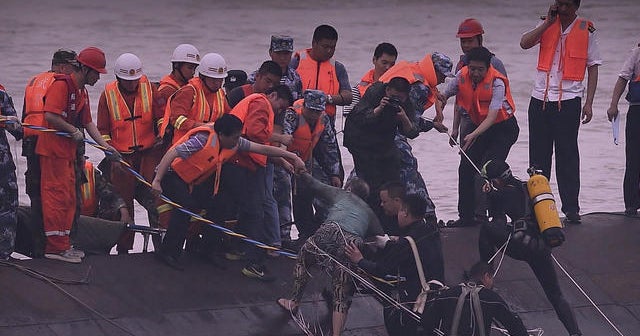 Hundreds missing after China cruise ship capsizes