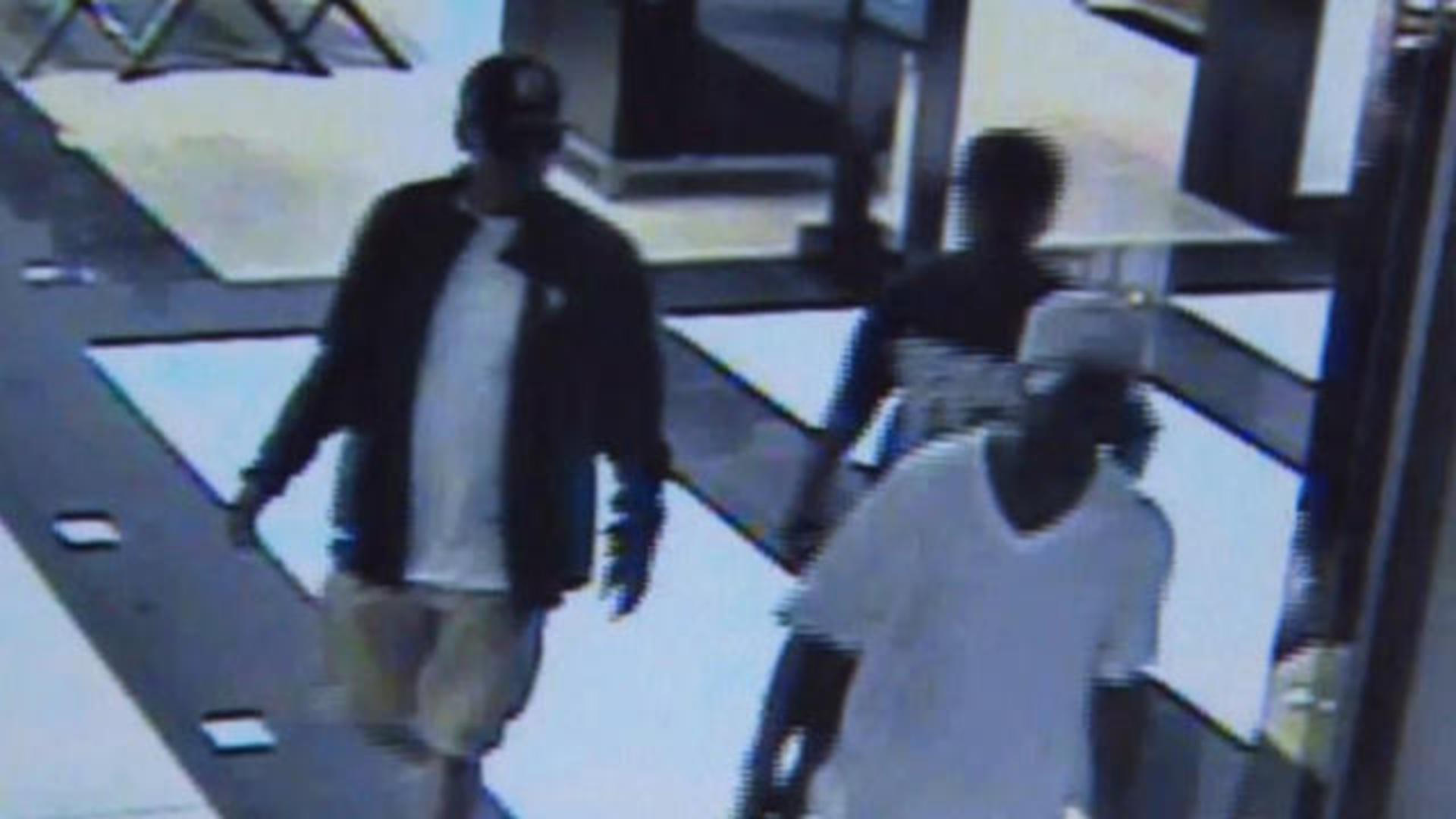 beha navigatie Verdeel Thieves caught on camera robbing Gucci store - CBS News