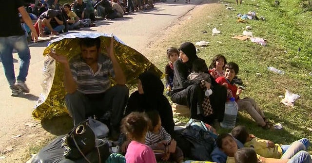 Migrants face blockade as Croatia closes border