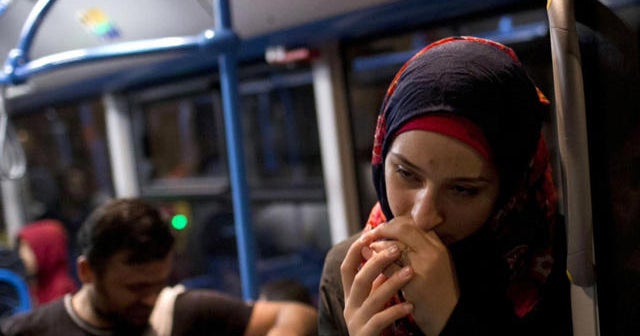 Exhausted migrants travel through the night to Austria