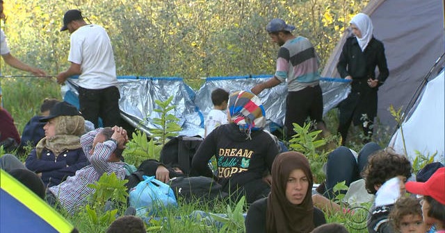 More migrants arriving as Hungary seals its Serbian border