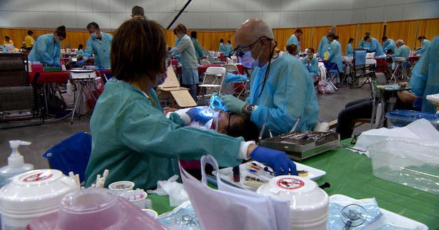 Thousands flock to volunteer clinic in Los Angeles