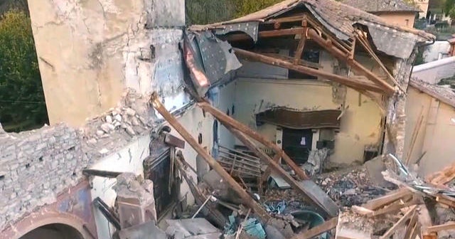 Quake collapses centuries-old buildings in Italy