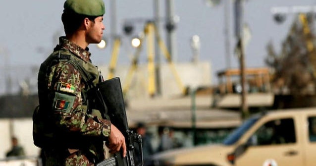 Suicide bomber kills 4 on U.S. base in Afghanistan