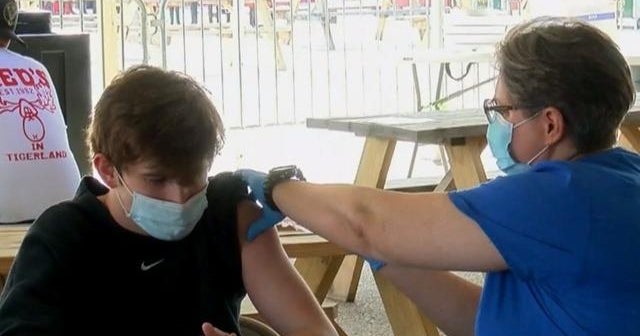 States trying to entice vaccine holdouts by offering them money, free booze