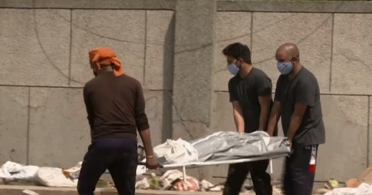 Volunteers risk lives to collect bodies of COVID-19 victims in India