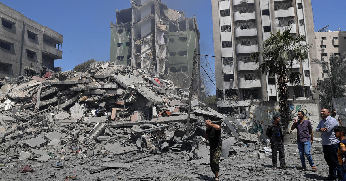 Israeli airstrikes kill 33 and topple buildings in Gaza City