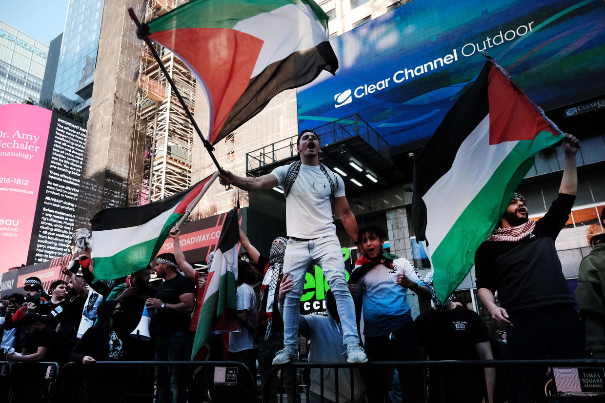 Pro-Israel and pro-Palestinian protesters clash in New York City ...