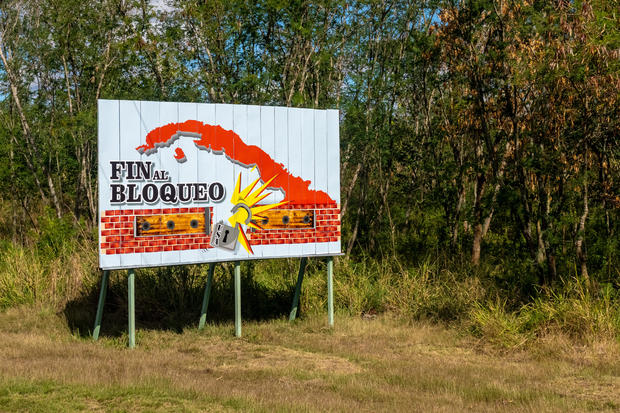 A rural billboard demanding the end of the USA embargo or 