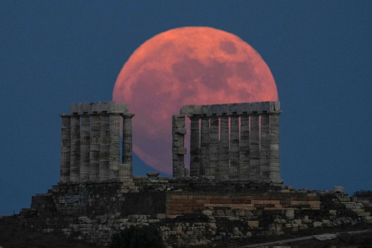 "Strawberry moon," the last supermoon of 2021, captured in incredible