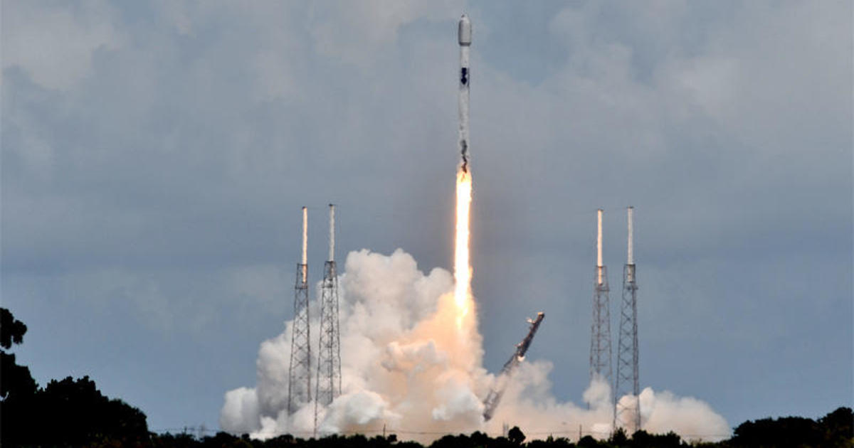 SpaceX lancia i satelliti in una rara missione in orbita polare