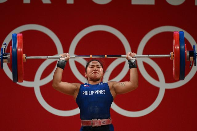 Hidilyn Diaz Who Won First Olympic Gold Medal For Philippines Rewarded With 600 000 And Two Homes Cbs News