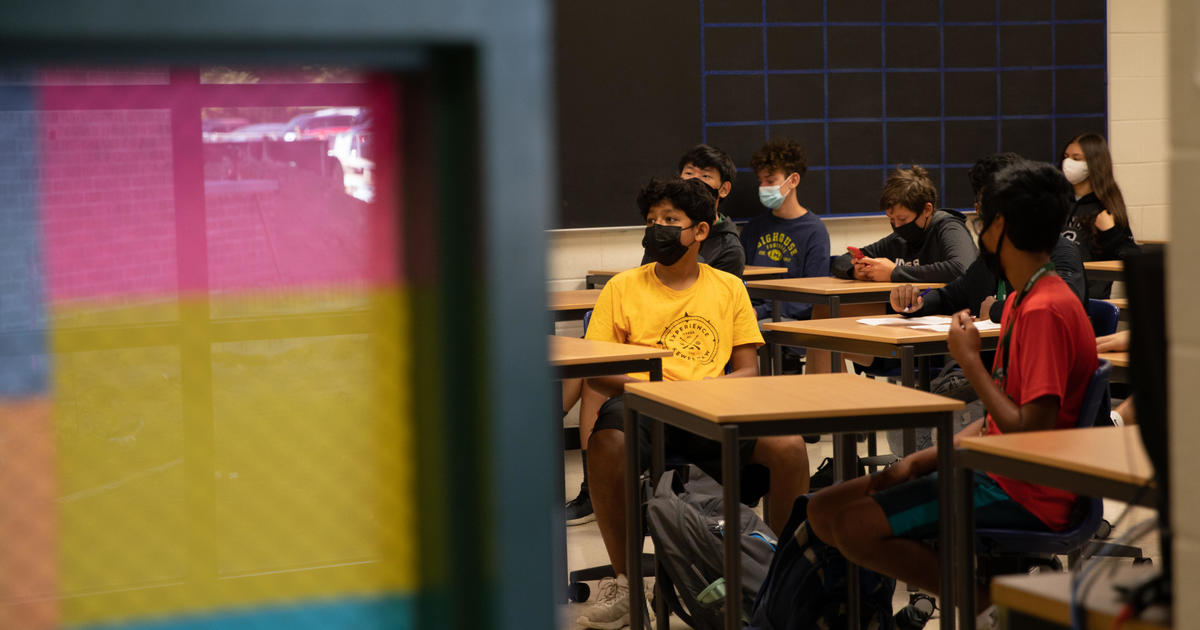 Schools without mask mandates are more likely to have COVID-19 outbreaks CDC finds – CBS News