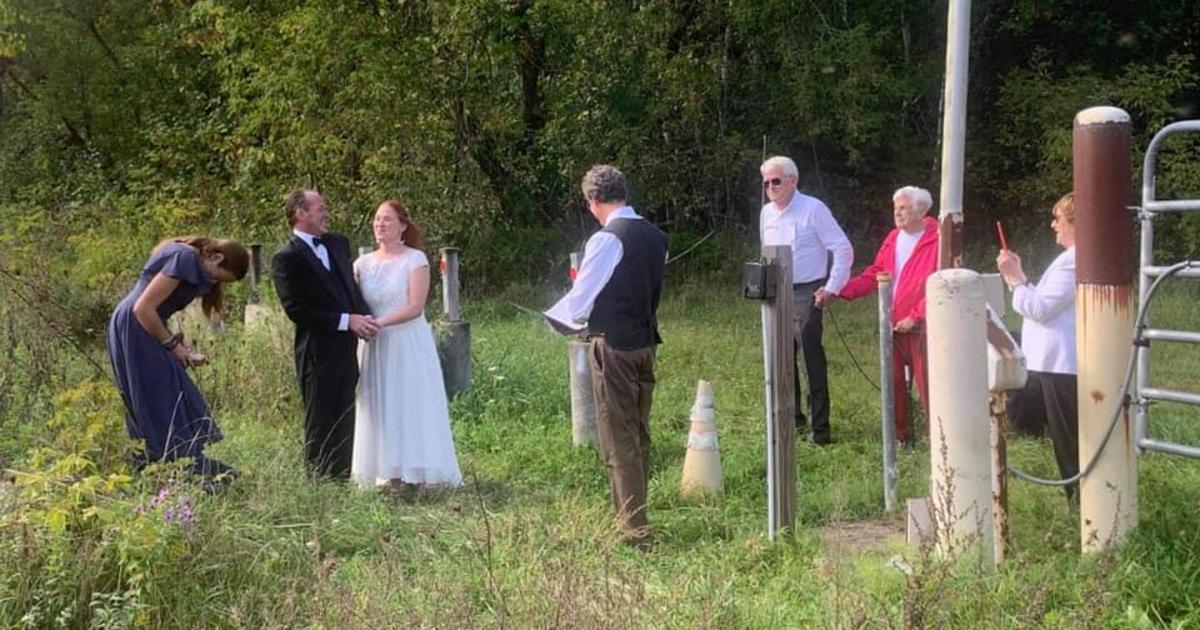 Couple gets married at closed Canada border so bride's parents and 96-year-old grandma could attend