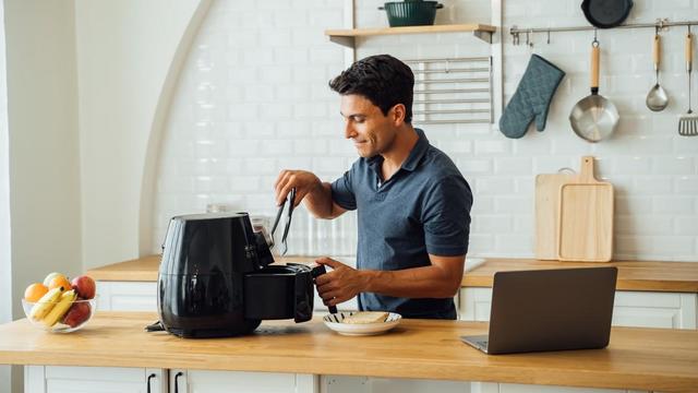 Man cooking with an air fryer 