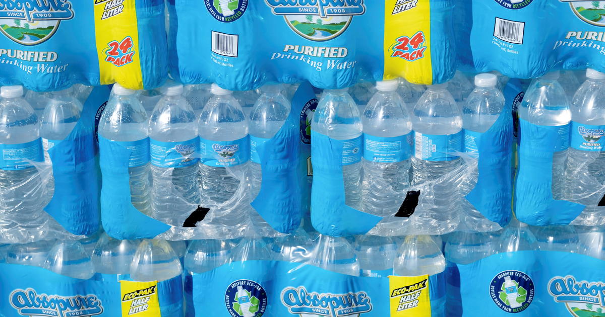 Michigan to pay volunteers distributing water bottles in Benton Harbor amid water crisis