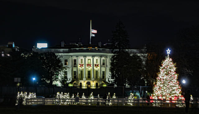 White House Christmas Decorations Celebrate Gifts From The Heart - White House Outside Christmas Decorations 2020