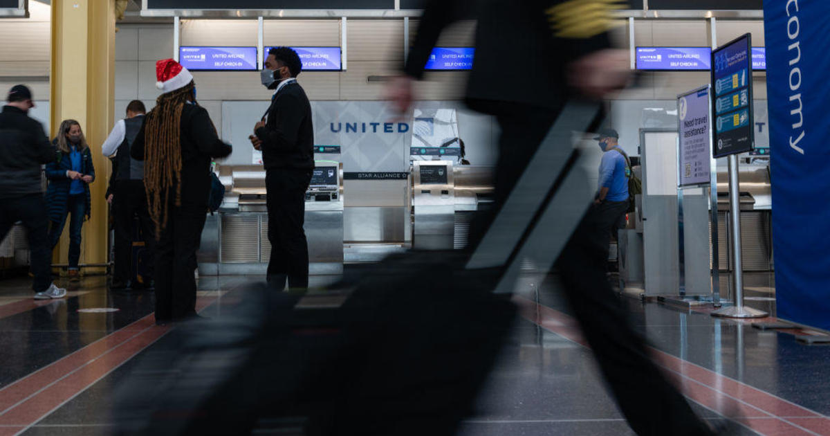 Major flight cancellations continue as Omicron outbreak causes staffing shortage – CBS News