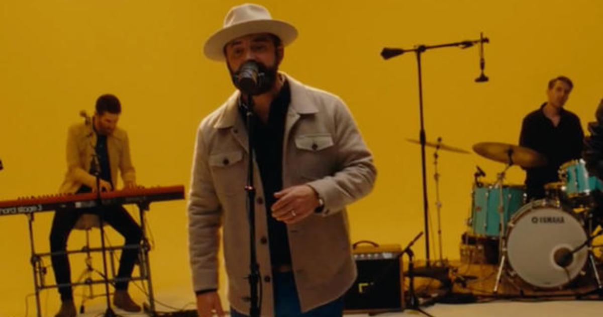 Drew Holcomb & the Neighbors perform “You Never Leave My Heart.”