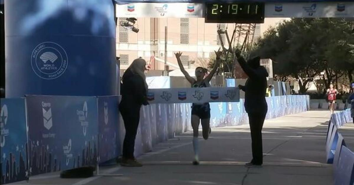 Keira D’Amato becomes fastest American woman to finish marathon, breaking a 16-year record
