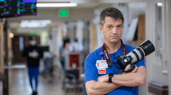 Photojournalist-turned-nurse captures COVID patients' intimate moments 