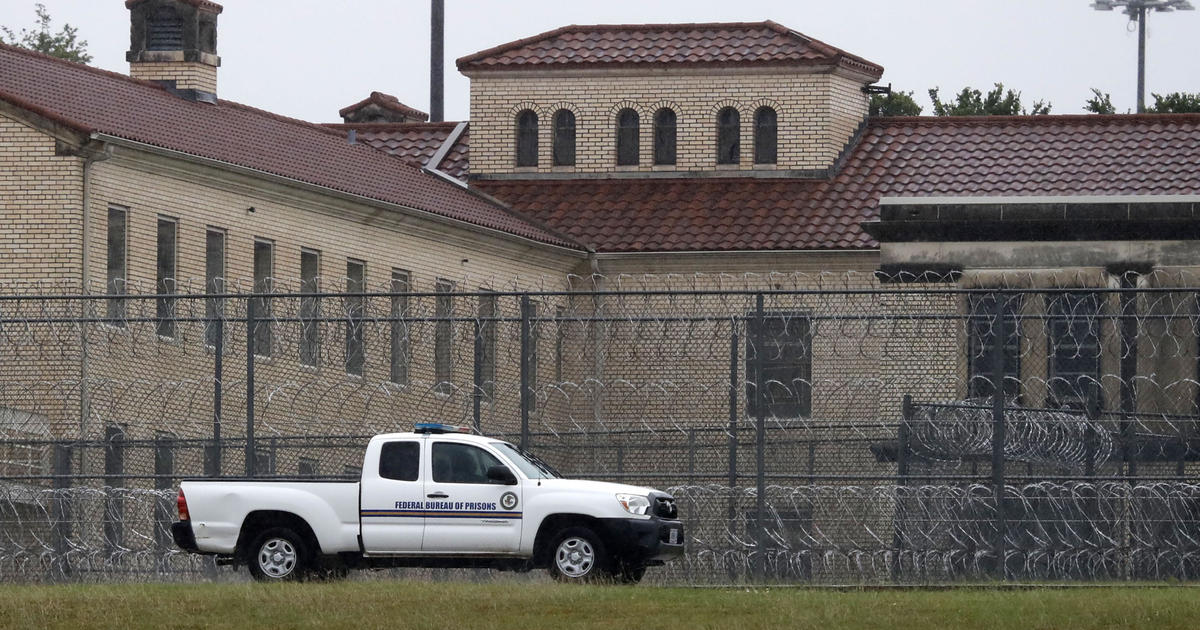 U.S. federal prison system placed on nationwide lockdown after 2 Texas inmates killed