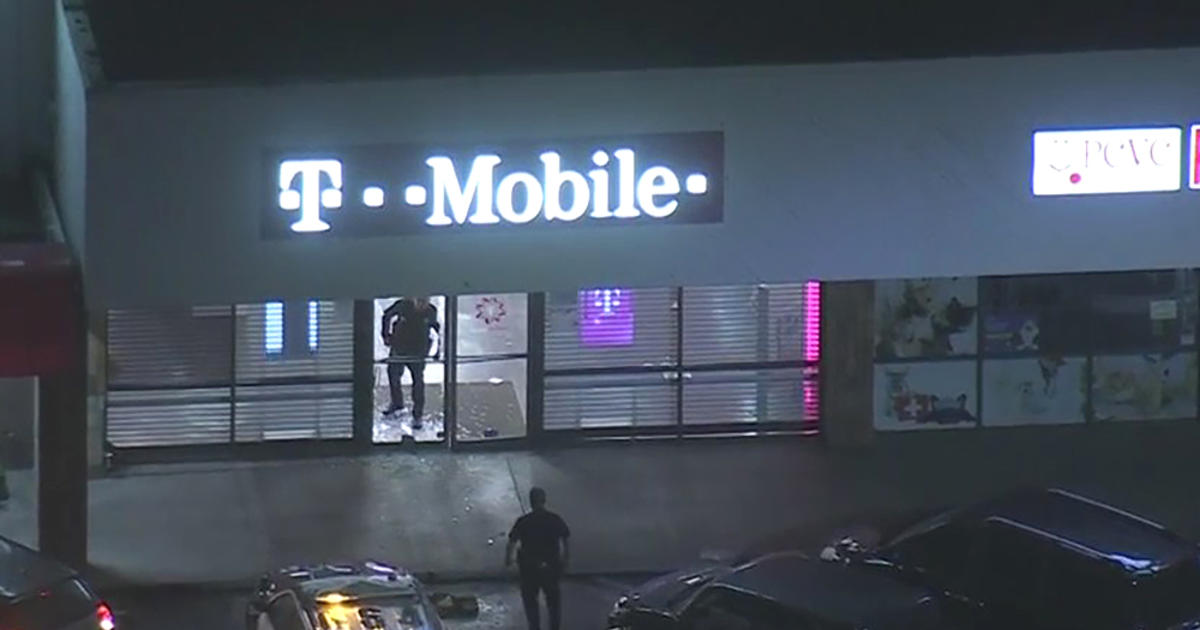 Trio Accused In Hammer Smash-And-Grab Robberies Of 6 Cell Phone Stores ...